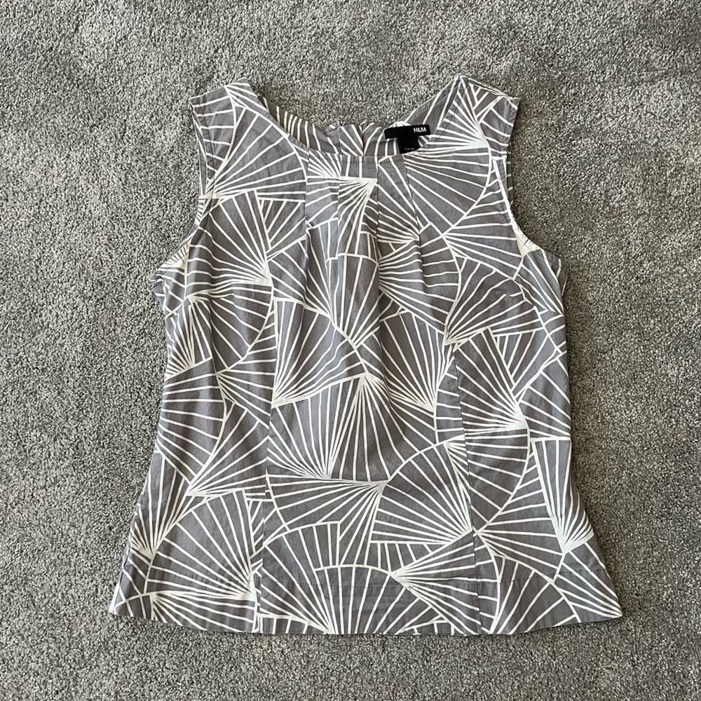H&M Gray and White Patterned Top
